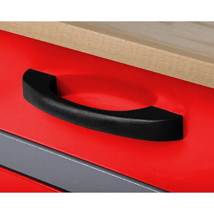 Ondis24 Werkbank-Set - L x B: 160 x 60 cm, Arbeitshöhe: 850 mm, Metall - Nahaufnahme einer roten Schubladenfront mit schwarzem ergonomischem Griff, Teil einer Werkbank oder Lagereinheit.