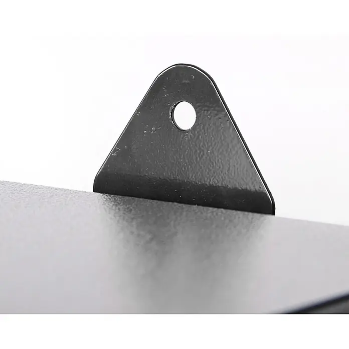 Ondis24 Werkbank-Set - L x B: 160 x 60 cm, Arbeitshöhe: 850 mm, Metall - Schwarze, strukturierte dreieckige Metallhalterung mit rundem Loch, auf passender Oberfläche aufliegend.