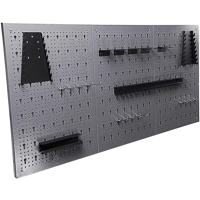 Ondis24 Werkbank-Set - L x B: 160 x 60 cm, Arbeitshöhe: 850 mm, Metall - Graue Metall-Lochwand mit verschiedenen schwarzen und silbernen Werkzeughaltern und Haken zur Organisation.