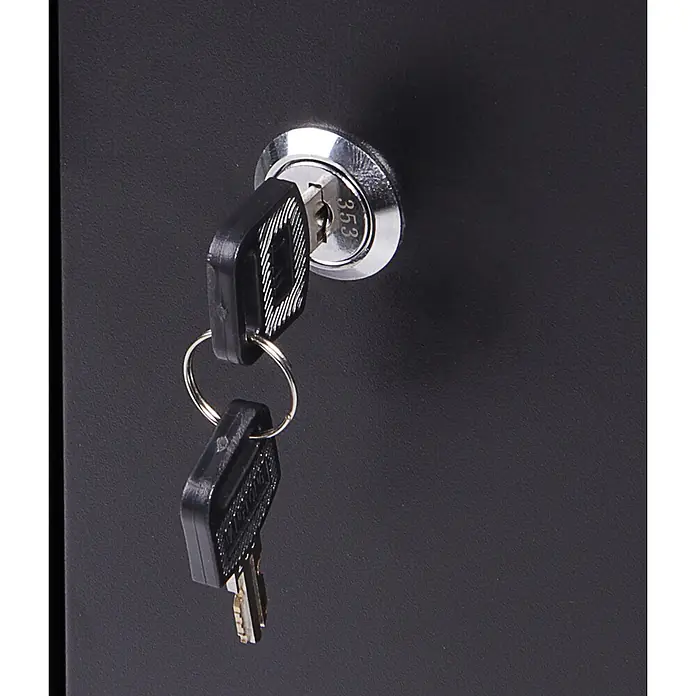 Ondis24 Werkbank-Set - L x B: 160 x 60 cm, Arbeitshöhe: 850 mm, Metall - Zwei schwarze Schlüssel, einer in ein silbernes Zylinderschloss mit Nummer '353' gesteckt, der andere hängt darunter.