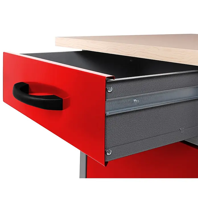 Ondis24 Werkbank-Set - L x B: 160 x 60 cm, Arbeitshöhe: 850 mm, Metall - Offene rote Metallschublade mit schwarzem Griff, graue Innenseite, Metallschienen und helle Holzplatte sichtbar.