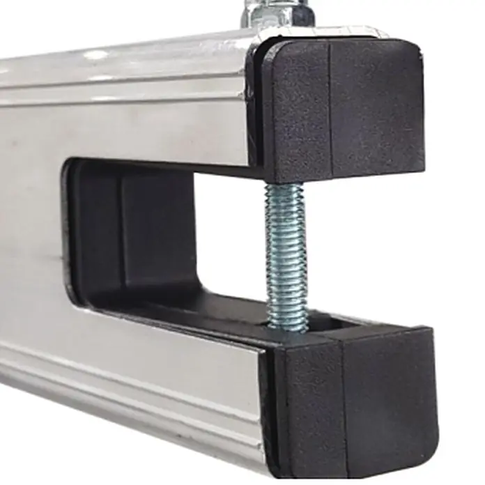 Escalera multiusos L66 - Altura de trabajo: 5,1 m, Número de peldaños: 21 ud., Carga soportada: 150 kg, Aluminio - Abrazadera de montaje de metal plateado con inserciones de goma negra y tornillo roscado.