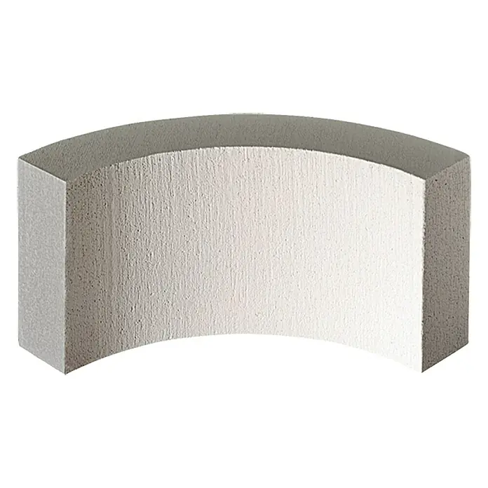 Ytong Segmentstein - 600 x 100 x 200 mm, Winkel: 90 ° - Ein weißer, gebogener Quader aus Beton mit einer groben Textur. Das Design erinnert an moderne Architektur und Stabilität.