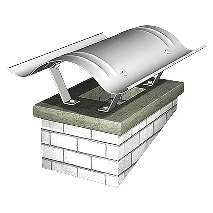 Sarei Kaminhaube - 70 x 70 x 20 cm, Edelstahl - Bild eines Schornsteinaufsatzes aus Metall, der auf einem gemauerten Schornstein sitzt und vor Witterungseinflüssen schützt.