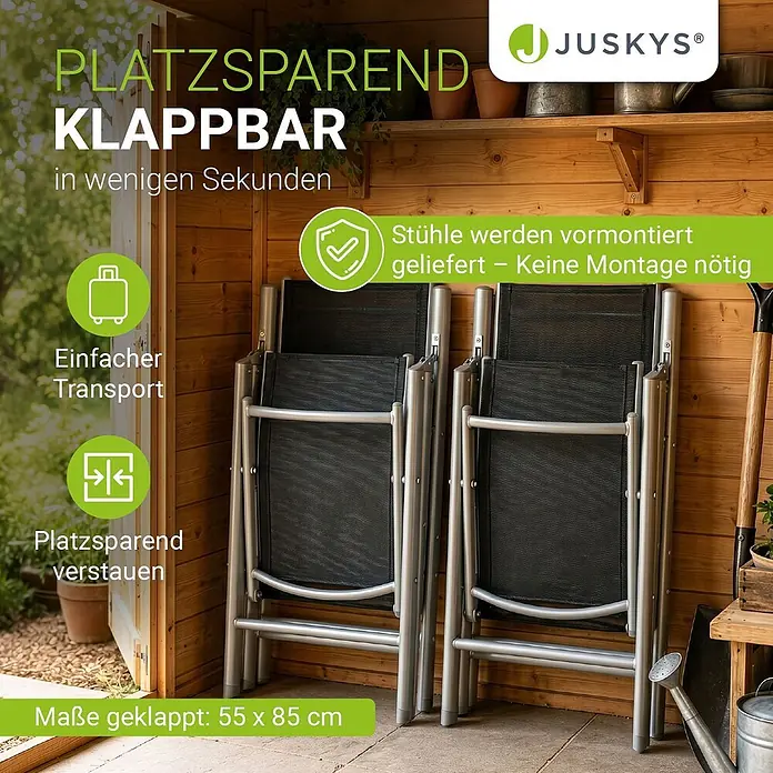 Juskys Gartentisch-Set Milano - L x B x H: 80 x 80 x 74 cm, Gestell: Pulverbeschichtetes Aluminium; Geflecht: Textilgewebe (100% Polyester, PVC-ummantelt); Tischplatten: 5mm Sicherheitsglas - Zwei zusammengeklappte, platzsparende Stühle mit silbernen Gestellen und schwarzem Netzstoff, vertikal in einem Schuppen gelagert.