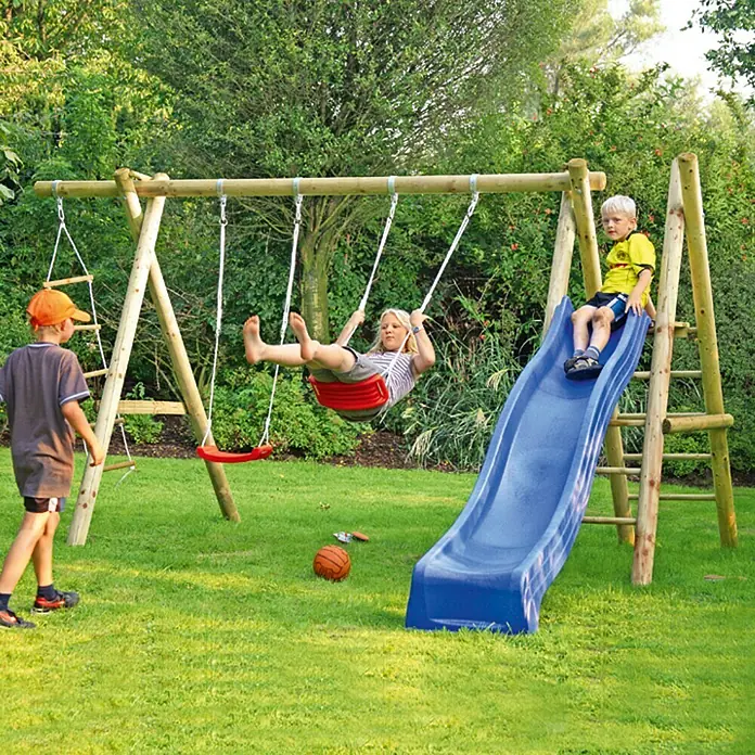 Kletterschaukel Kai - L x B x H: 410 x 180 x 220 cm, Holz, Grün - Ein hölzernes Spielplatz-Set mit Schaukeln und Rutsche, auf dem Kinder Spaß haben. Ideal für den Garten.