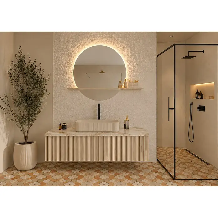 Cordia Lichtspiegel - 80 x 80 cm, Beige - Modernes Badezimmer mit geriffelter Holzwaschtisch, cremefarbenem Waschbecken, rundem beleuchtetem Spiegel und gemusterten Fliesen. Schwarze Armaturen.