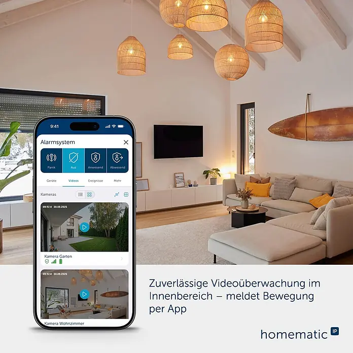 Homematic IP Innenkamera Smart Home HmIP-CI-B - Weiß - Ein Smartphone zeigt eine Hausüberwachungs-App mit Kamerafeeds in einem modernen Wohnzimmer, die Videoüberwachung und Bewegungsalarme demonstriert.
