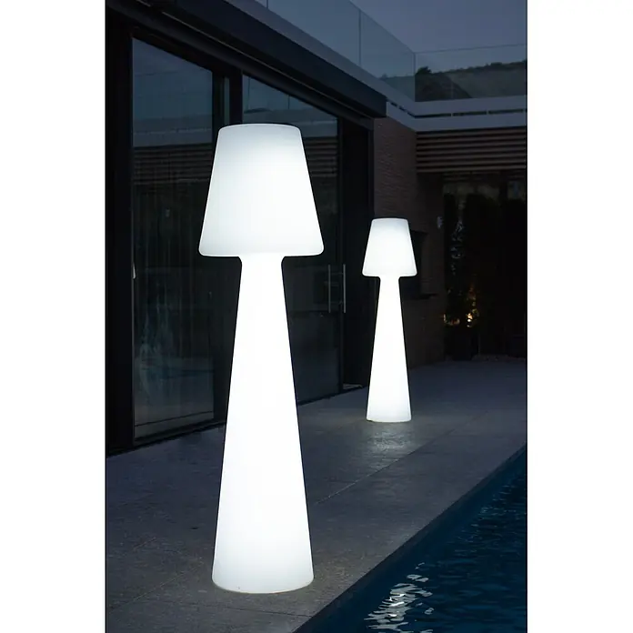 New Garden Lámpara de pie con batería Lola 165 Blanco - Blanco, Altura: 165 cm, RGB - Dos lámparas de pie cónicas blancas luminosas iluminan una zona de piscina por la noche.