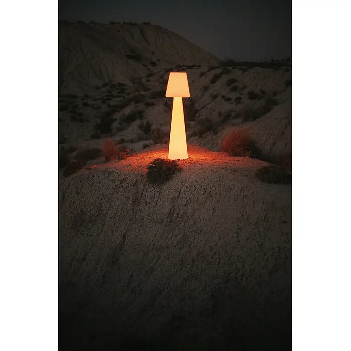 New Garden Lámpara de pie con batería Lola 165 Blanco - Blanco, Altura: 165 cm, RGB - Lámpara naranja brillante con pantalla cuadrada ilumina un paisaje árido y oscuro.
