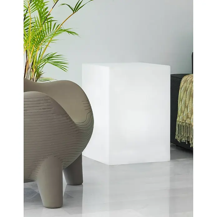 New Garden Lámpara LED decorativa Cuby 53 - Blanco, L x An x Al: 43 x 43 x 53 cm, 260 lm - Sillón lounge gris de forma orgánica y superficie texturizada, ubicado en un interior moderno y luminoso.