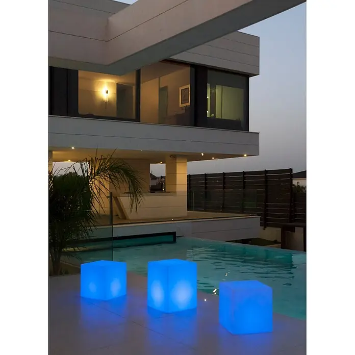 New Garden Lámpara solar Cuby 53 LED - Blanco, Color de luz: RGBW, L x An x Al: 43 x 43 x 53 cm - Tres luces cúbicas azules brillantes junto a una piscina moderna.