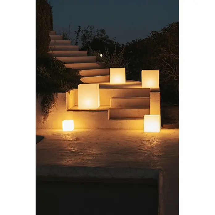 New Garden Lámpara solar Cuby 53 LED - Blanco, Color de luz: RGBW, L x An x Al: 43 x 43 x 53 cm - Luces exteriores en forma de cubo con un brillo cálido iluminan escaleras de hormigón por la noche.