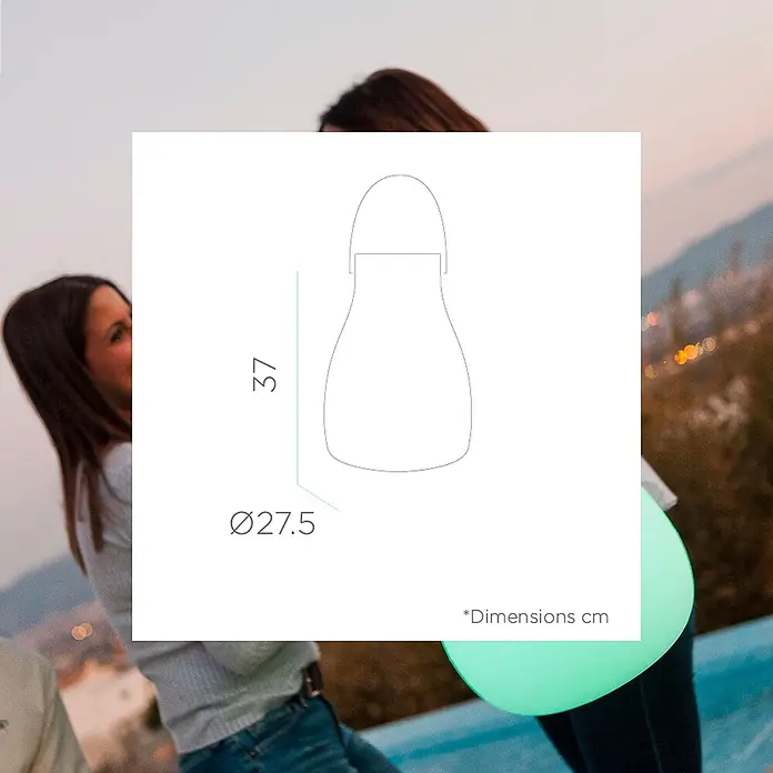 New Garden Lámpara para exterior con altavoz Kurby 38 Play - Blanco, Altavoz Bluetooth, Ø x Al: 27,5 x 37 cm, RGBW - Lámpara portátil con asa, 37 cm alto, Ø 27,5 cm, brillando verde en un entorno exterior.