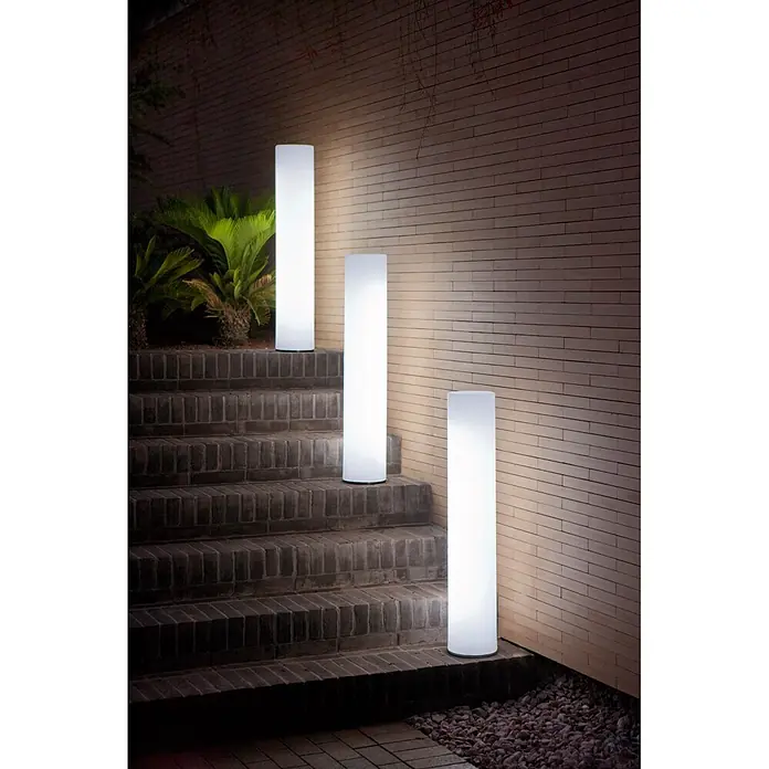 New Garden Lámpara de diseño para exterior Fity 100 - 9,5 W, Blanco, Ø x Al: 19 x 100 cm, RGB - Tres lámparas rectangulares blancas y luminosas iluminan escaleras de ladrillo exteriores y una pared de noche.