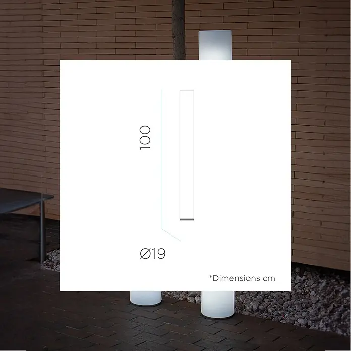 New Garden Lámpara de diseño para exterior Fity 100 - 9,5 W, Blanco, Ø x Al: 19 x 100 cm, RGB - Lámpara de baliza cilíndrica blanca para exterior, 100 cm de alto y 19 cm de diámetro, iluminando un camino de jardín.
