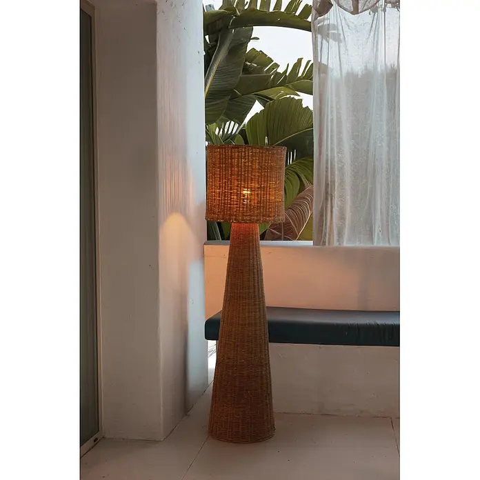 New Garden Lámpara de pie Grace 140 Nature - Altura: 137 cm - Lámpara de pie alta de mimbre trenzado con pantalla cuadrada, que emite un brillo cálido en un entorno acogedor y lleno de plantas.