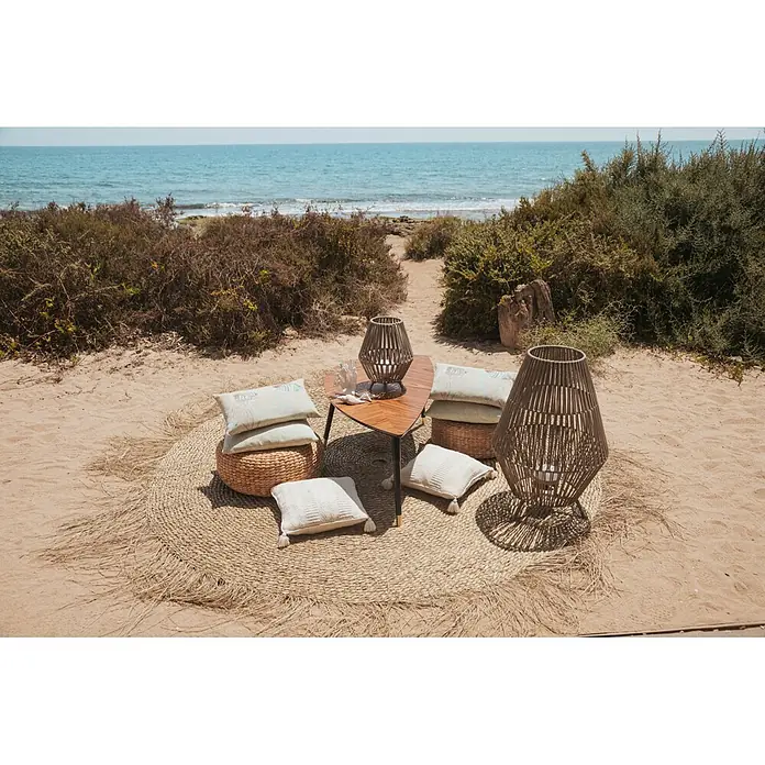 New Garden Conta Lámpara de pie para exterior 70 - 9 W, Blanco cálido, 48 x 48 x 72 cm, Con bombillas - Asientos de playa con alfombra de yute, pufs trenzados, cojines y dos grandes faroles trenzados alrededor de una mesa de madera.