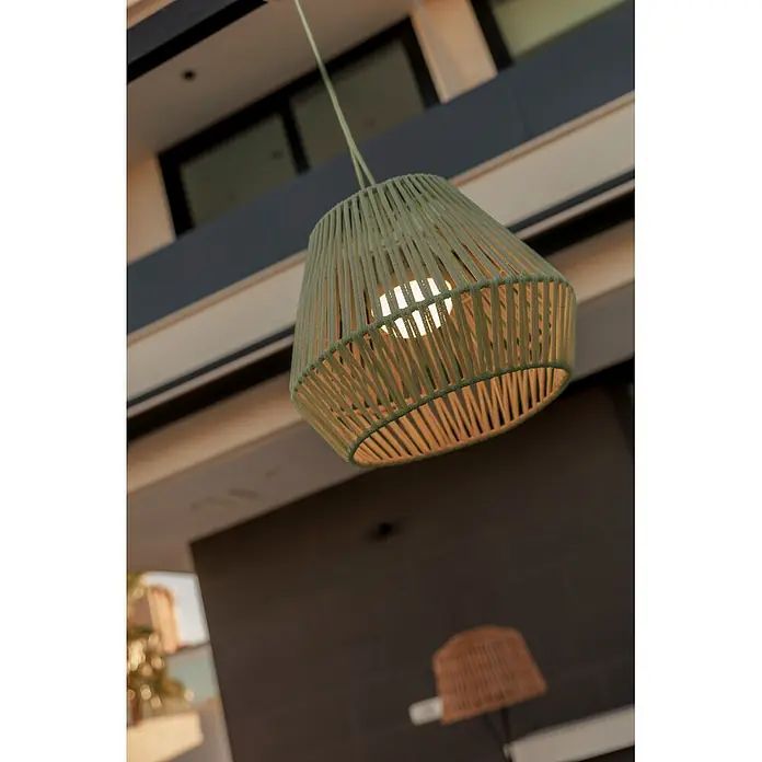New Garden Lámpara colgante de batería Conta 30 - 9 W, Verde, Ø x Al: 40 x 30 cm, Blanco cálido - Lámpara colgante tejida verde claro, iluminando un espacio exterior moderno.