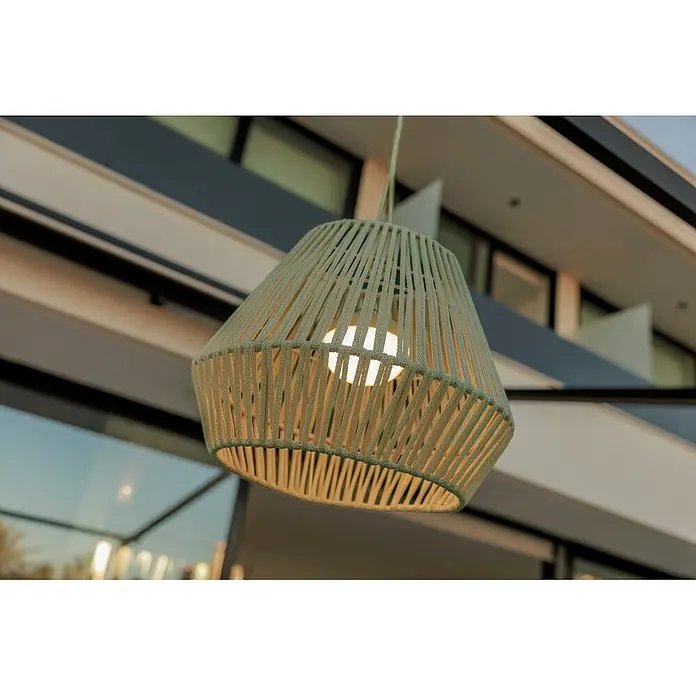 New Garden Lámpara colgante de batería Conta 30 - 9 W, Verde, Ø x Al: 40 x 30 cm, Blanco cálido - Lámpara colgante de cuerda trenzada clara, iluminada, colgada en un entorno arquitectónico moderno.