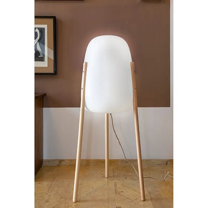 New Garden Lámpara LED decorativa Rocket 145 - 9 W, Blanco/Madera, L x An x Al: 63,5 x 63,5 x 145 cm, Blanco cálido - Lámpara de pie blanca opaca con tres patas de madera clara y un cable trenzado, en un ambiente interior.