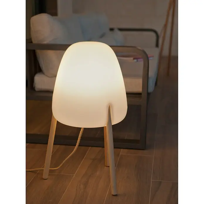 New Garden Lámpara LED decorativa Rocket 70 - 9 W, Blanco/Madera, L x An x Al: 38 x 38 x 70 cm, Blanco cálido - Lámpara de mesa moderna con pantalla blanca luminosa y tres patas de madera clara, iluminando una habitación.