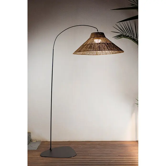 New Garden Lámpara de pie con batería Niza 230 - Marrón, 155 x 80 x 230 cm, Blanco cálido - Lámpara de pie arqueada negra con pantalla cónica iluminada de fibra natural tejida.