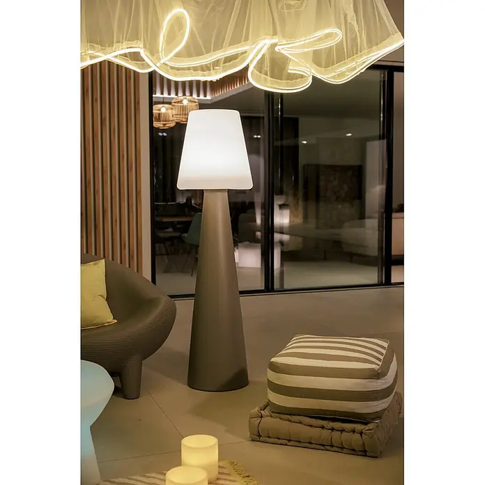 New Garden Lámpara de pie con batería Lola 165 Taupe - Taupe, Altura: 165 cm, Blanco neutro - Lámpara de pie exterior alta con pantalla cónica blanca y base cónica gris, en un ambiente lounge moderno.