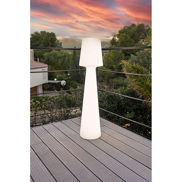 New Garden Lámpara de pie con batería Lola 110 - Blanco, Altura: 110 cm, RGBW - Lámpara de pie moderna alta, blanca luminosa, sobre una cubierta de madera con cielo al atardecer.