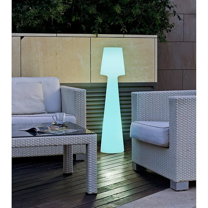 New Garden Lámpara de pie con batería Lola 110 - Blanco, Altura: 110 cm, RGBW - Lámpara de pie alta y brillante iluminando un patio con muebles de mimbre blanco.