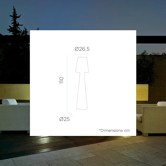 New Garden Lámpara de pie con batería Lola 110 - Blanco, Altura: 110 cm, RGBW - Dibujo técnico de una lámpara de pie de exterior de 110 cm de alto, con dimensiones, sobre un fondo de patio nocturno.