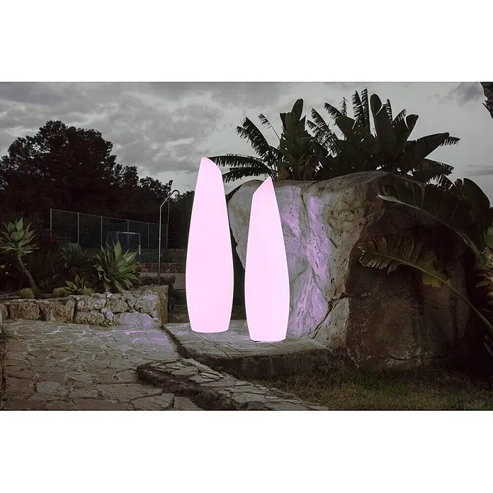 New Garden Lámpara de pie para exterior Fredo 140 - 18 W, Blanco, Ø x Al: 38 x 139 cm, Blanco cálido - Dos luces de exterior altas de color rosa iluminan un camino de jardín al anochecer.