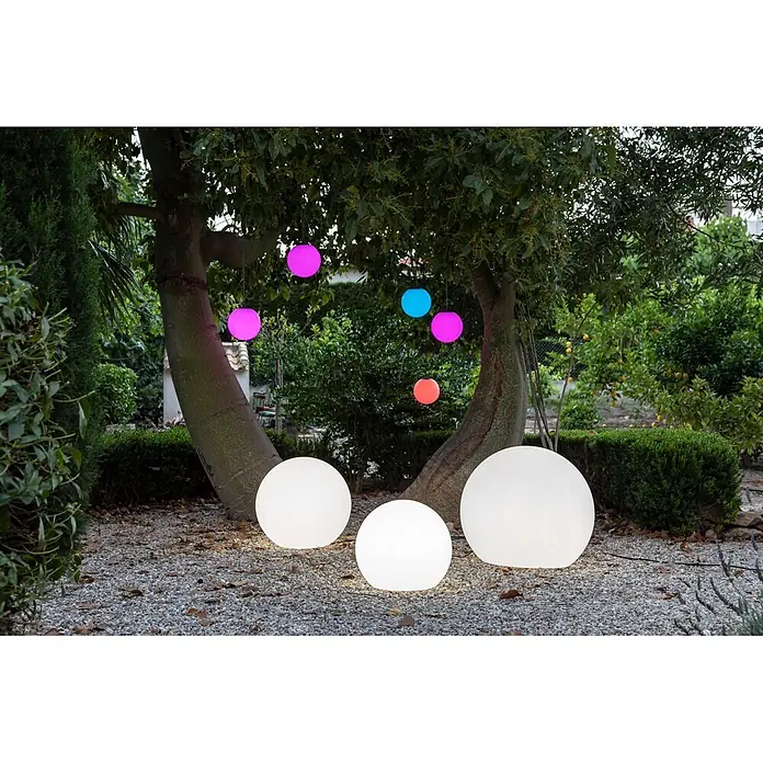 New Garden Lámpara decorativa redonda LED Buly 80 - 25 W, Blanco, Diámetro: 57 cm - 78 cm, Blanco frío - Luces esféricas de exterior de varios tamaños y colores, iluminando un jardín.