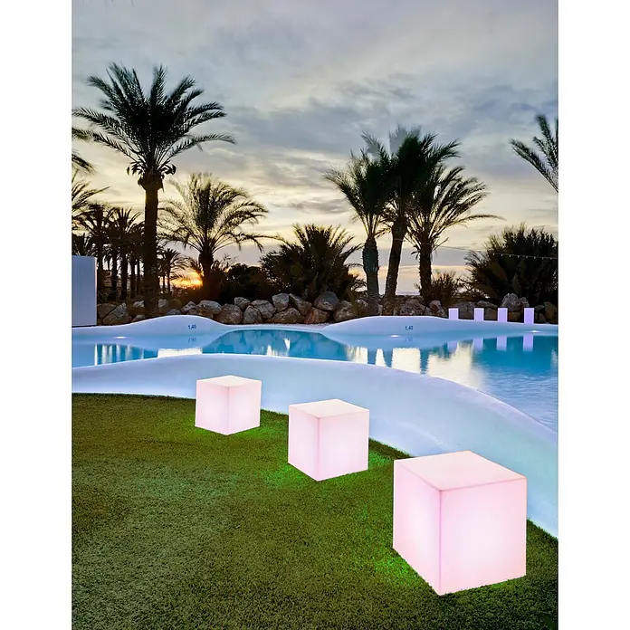 New Garden Lámpara solar Cuby 40 LED - 1 W, Blanco, Color de luz: RGBW, L x An x Al: 40 x 40 x 40 cm - Tres luces de cubo blancas brillantes sobre césped artificial junto a una piscina al anochecer.