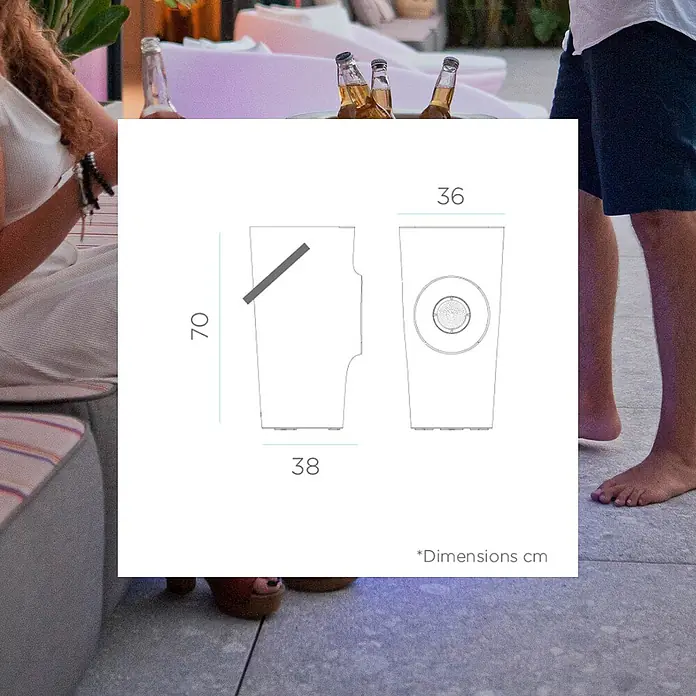 New Garden Lámpara para exterior Woody 70 - Blanco, 38 x 36 x 70 cm, RGB, Altavoz Bluetooth - Mueble exterior blanco iluminado con luz/altavoz integrado. Dimensiones: 70cm Al, 36/38cm An. Visto en un entorno de patio.
