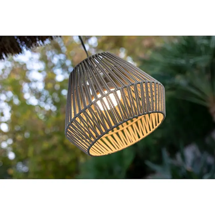 New Garden Lámpara colgante de batería Conta 30 - 9 W, Topo, Ø x Al: 40 x 30 cm, Blanco cálido - Lámpara colgante de cuerda trenzada beige iluminada con bombilla visible.