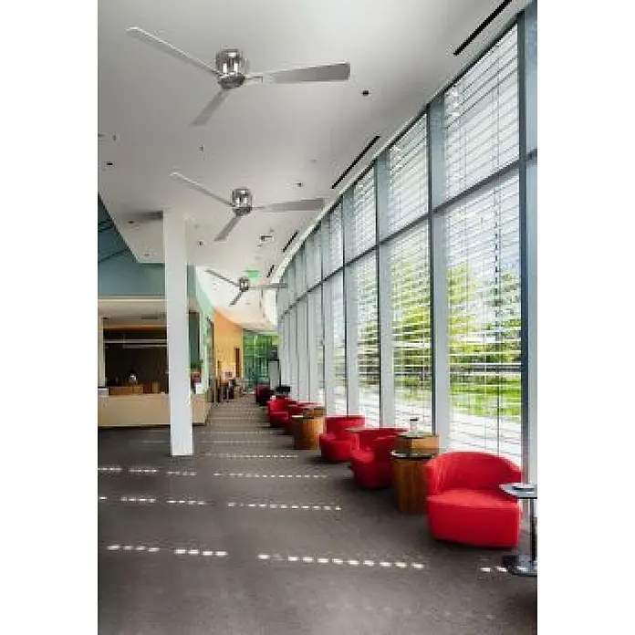 Vam Deckenventilator Energiespar Deckenventilator LUNA 90 cm chrom - SILBER-WALNUSS, 90 mm, 31 W - Dreiflügelige silberne Deckenventilatoren an einer weißen Decke in einem hellen, modernen Innenraum.