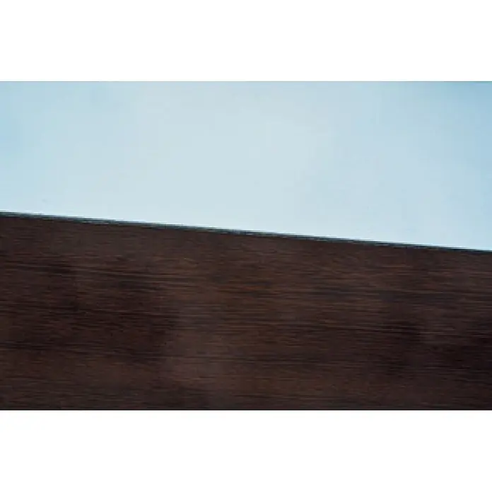 Vam Deckenventilator Energiespar Deckenventilator LUNA 90 cm chrom - SILBER-WALNUSS, 90 mm, 31 W - Dunkelbraune, horizontal texturierte Oberfläche vor hellblauem Himmel.
