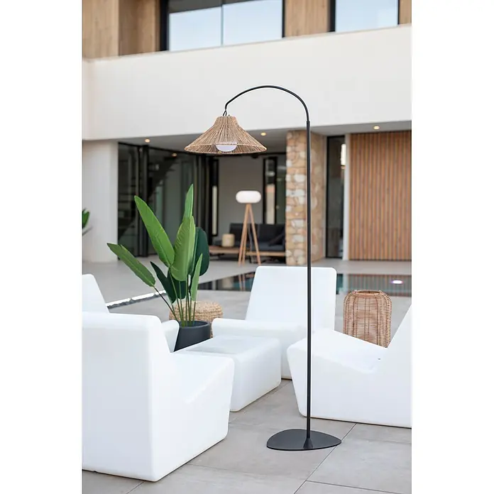 New Garden Lámpara de pie con batería Niza 165 - Marrón, 73 x 40 x 167 cm, Blanco cálido - Lámpara de pie de metal negro con pantalla de rafia tejida para exteriores.