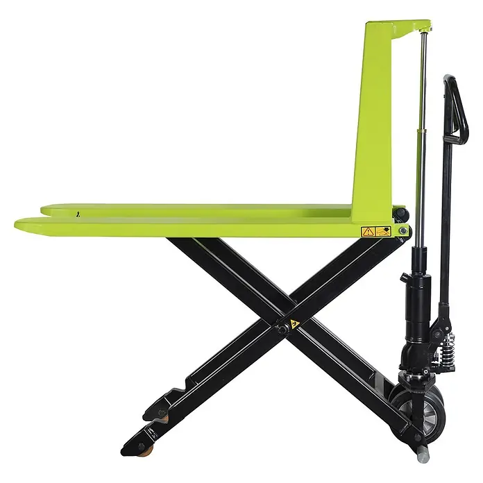 Pramac Scherenhubwagen HX10M - Länge Gabel: 1.500 mm, Breite Gabel: 525 mm, Traglast: 1.000 kg - Grüner und schwarzer Scherenhubwagen, Seitenansicht, Gabeln durch X-Hebemechanismus angehoben.