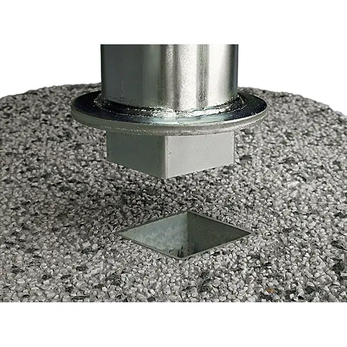 Kiesbetonständer - 31 kg, Durchmesser: 50 cm, Weiß/Rot, Ohne Griff - Nahaufnahme eines Lampenfußes mit Metalleinsatz und Öffnung. Der Lampenfuß besteht aus grauem, körnigem Material und der Metalleinsatz ist silberfarben.