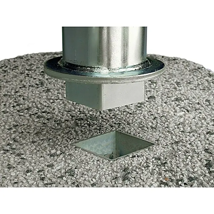 Kiesbetonständer - 31 kg, Durchmesser: 50 cm, Weiß/Rot, Ohne Griff - Nahaufnahme eines Lampenfußes mit Metalleinsatz und Öffnung. Der Lampenfuß besteht aus grauem, körnigem Material und der Metalleinsatz ist silberfarben.