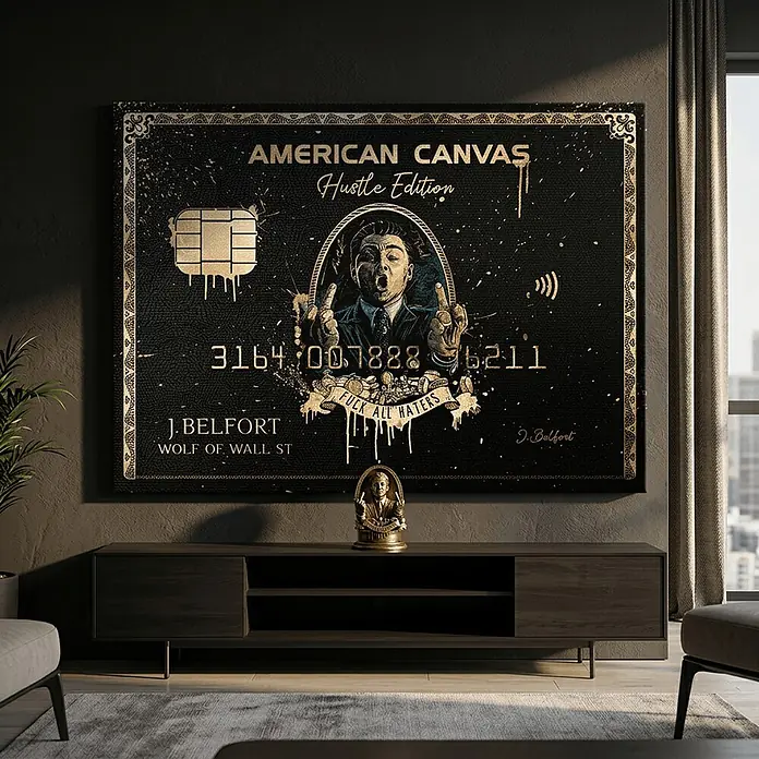 Dotcomcanvas Leinwandbild - Royal American, B x H: 75 x 100 cm - Großformatiger schwarzer und goldener Leinwanddruck im Kreditkartenstil mit J. Belfort in einem modernen Wohnzimmer.