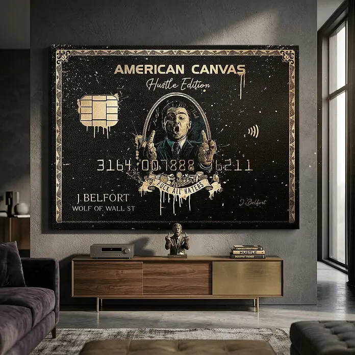 Dotcomcanvas Leinwandbild - Royal American, B x H: 75 x 100 cm - Große schwarze und goldene „Hustle Edition“-Wandkunstleinwand im Kreditkartenstil, mit einem Mann, der den Mittelfinger zeigt.