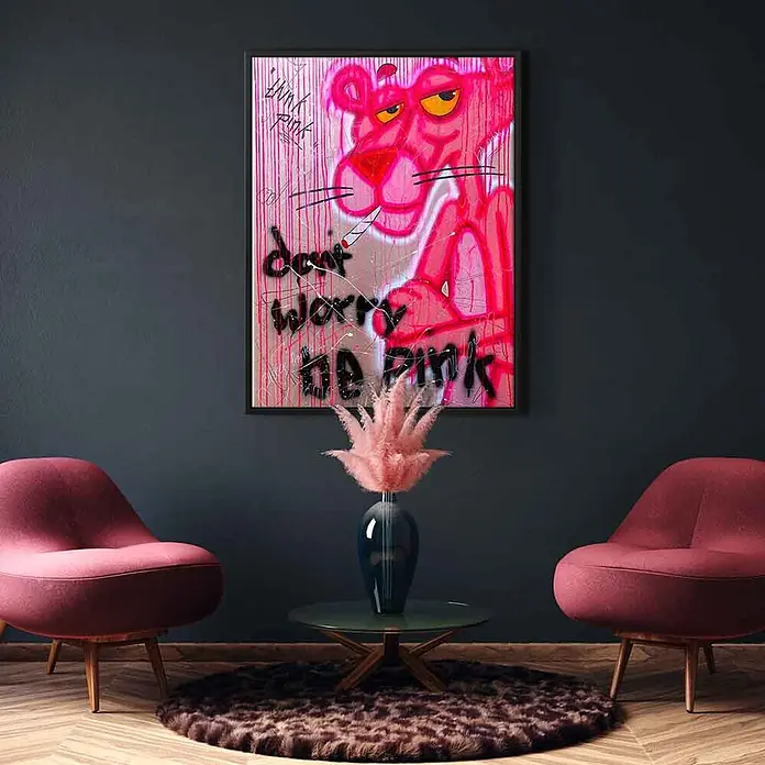 Dotcomcanvas Leinwandbild - Dont worry be pink, B x H: 75 x 100 cm - Gerahmtes Pink Panther Graffiti-Kunstwerk mit „Don't Worry Be Pink“ Text, hängt über rosa Deko in einem modernen Wohnraum.