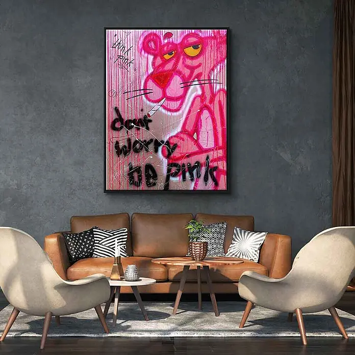Dotcomcanvas Leinwandbild - Dont worry be pink, B x H: 75 x 100 cm - Gerahmter Graffiti-Stil Pink Panther Kunstdruck über einem braunen Ledersofa im Wohnzimmer.