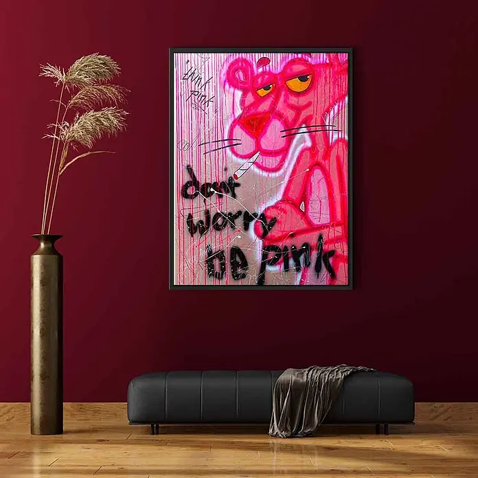 Dotcomcanvas Leinwandbild - Dont worry be pink, B x H: 75 x 100 cm - Gerahmtes Pink Panther Graffiti-Kunstwerk, "don't worry be pink", an einer dunkelroten Wand über einer schwarzen Bank.