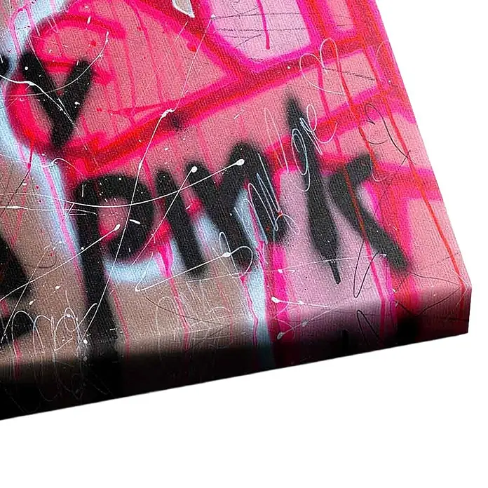 Dotcomcanvas Leinwandbild - Dont worry be pink, B x H: 75 x 100 cm - Nahaufnahme eines lebhaften Graffiti-Leinwandbildes in Pink und Schwarz mit weißen Farbspritzern, das das teilweise Wort „PINK“ zeigt.