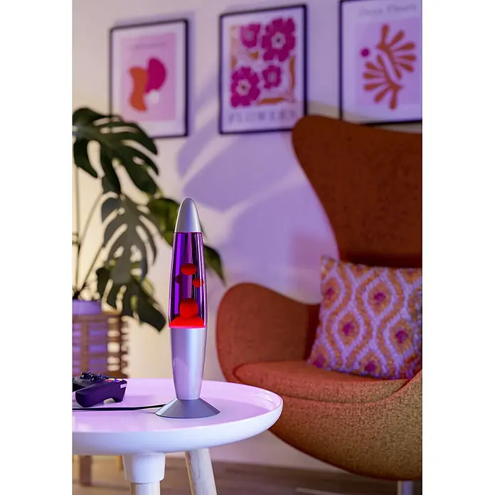 Eglo Tischleuchte - 2,2 W, Ø x H: 105 x 360 mm, Farbe Gehäuse: Violet/ Weiß - Silberne Lavalampe mit lila Flüssigkeit und roten Wachsblasen, auf einem weißen Tisch in einem sanft beleuchteten Raum.