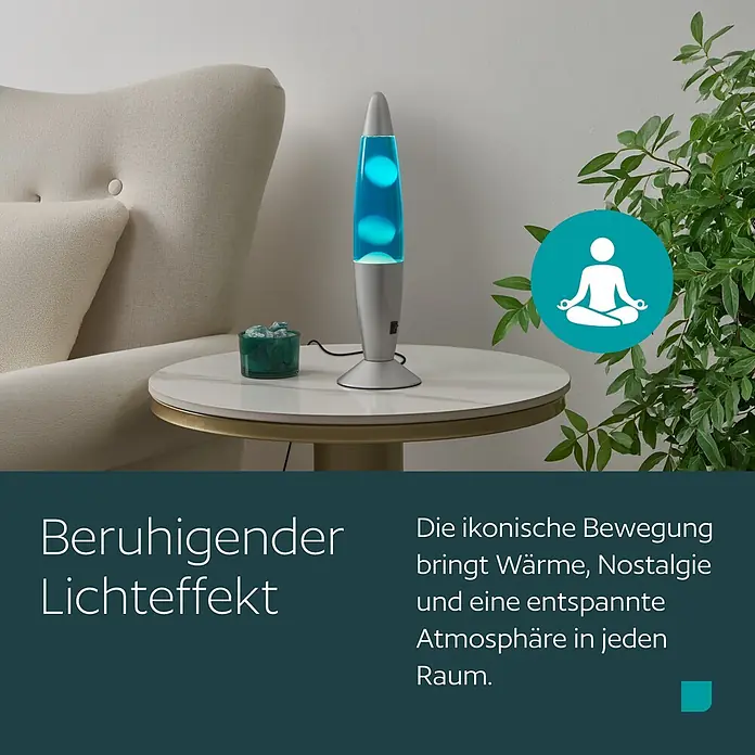 Eglo Tischleuchte - 2,2 W, Ø x H: 105 x 360 mm, Farbe Gehäuse: Blau/ Weiß - Eine silberne Lavalampe mit blauer Flüssigkeit und weißem Wachs auf einem Beistelltisch neben einem Sessel und einer Pflanze schafft eine beruhigende Atmosphäre.